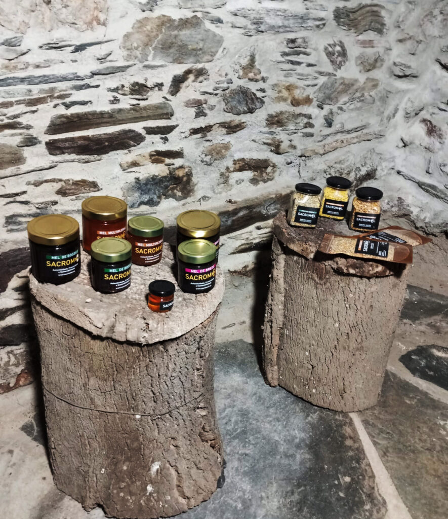 Productos de sacromel sobre troncos